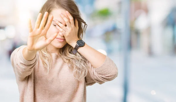 Mulher Loira Bonita Vestindo Camisola Sobre Fundo Isolado Cobrindo Olhos — Fotografia de Stock