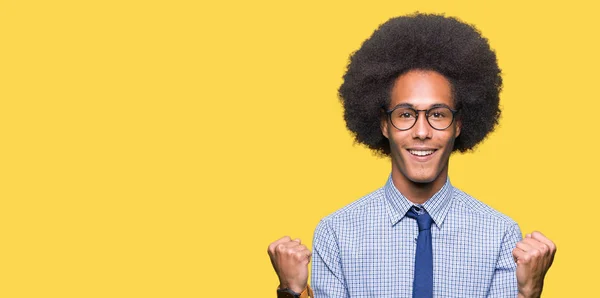 Joven Hombre Negocios Afroamericano Con Cabello Afro Con Gafas Celebrando —  Fotos de Stock