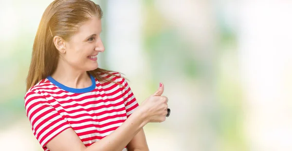 Medelåldern Mogen Kvinna Bär Casual Shirt Över Isolerade Bakgrund Ser — Stockfoto