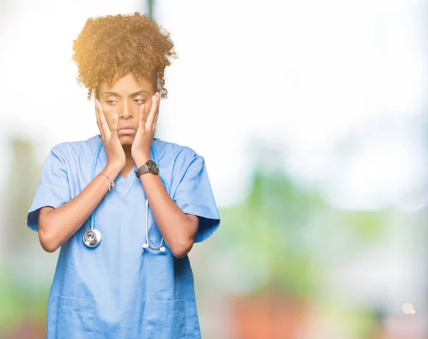 Junge Afrikanisch Amerikanische Ärztin Über Isoliertem Hintergrund Müde Hände Die — Stockfoto