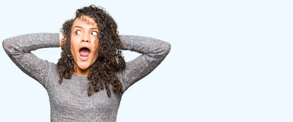 Jovem Mulher Bonita Com Cabelo Encaracolado Vestindo Camisola Cinza Louco — Fotografia de Stock