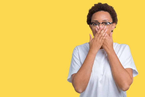 Schöne Junge Afrikanisch Amerikanische Frau Trägt Eine Brille Über Isoliertem — Stockfoto