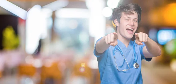 Junger Arzt Medizinischer Uniform Vor Isoliertem Hintergrund Der Mit Den — Stockfoto