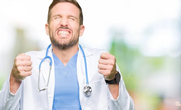 Hombre Guapo Doctor Vistiendo Uniforme Médico Sobre Fondo Aislado Emocionado — Foto de Stock