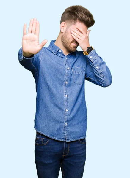 Homem Loiro Bonito Jovem Vestindo Camisa Ganga Casual Cobrindo Olhos — Fotografia de Stock