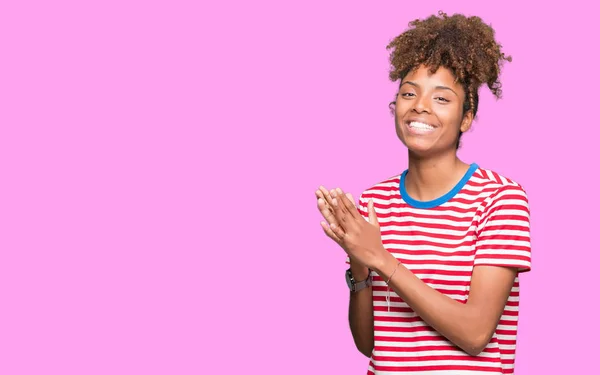 Gyönyörű Fiatal Afrikai Amerikai Mint Elszigetelt Háttér Clapping Tapsolt Boldog — Stock Fotó