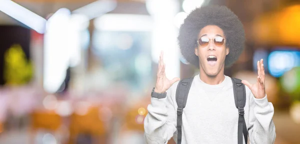Fiatal Afro Amerikai Férfi Afro Hajú Napszemüveg Hátizsák Nagyon Boldog — Stock Fotó