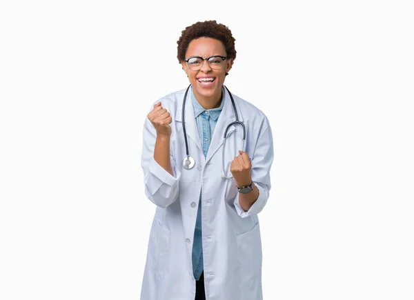 Joven Mujer Médica Afroamericana Con Abrigo Médico Sobre Fondo Aislado — Foto de Stock