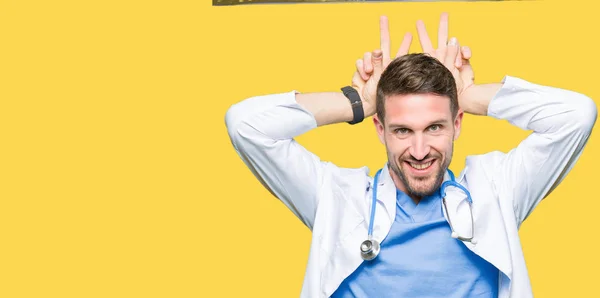 Bello Medico Uomo Indossare Medico Uniforme Oltre Isolato Sfondo Posa — Foto Stock