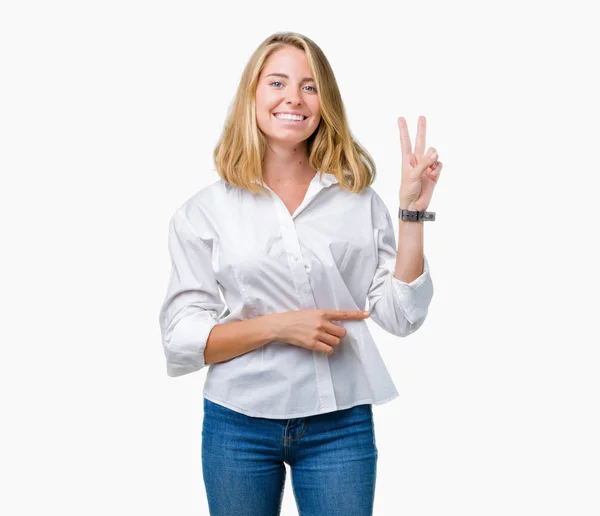 Piękny Młody Biznes Kobieta Białym Tle Uśmiechnięty Szczęśliwy Twarz Mrugając — Zdjęcie stockowe