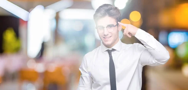 Młody Biznes Człowiek Noszenie Okularów Białym Tle Smiling Wskazując Głową — Zdjęcie stockowe