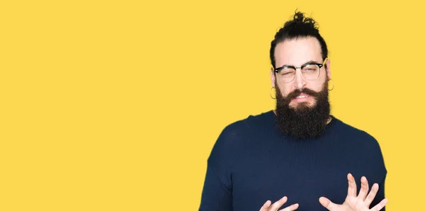 Jonge Hipster Man Met Lange Haren Baard Dragen Van Een — Stockfoto