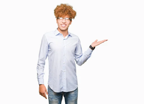 Joven Hombre Negocios Guapo Con Gafas Afro Sonriendo Alegre Presentando — Foto de Stock