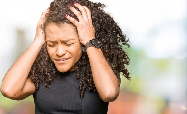 Junge Schöne Frau Mit Lockigem Haar Die Unter Kopfschmerzen Leidet — Stockfoto