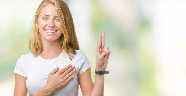 Gyönyörű Fiatal Fárasztó Alkalmi Fehér Póló Felső Elszigetelt Háttér Swearing — Stock Fotó