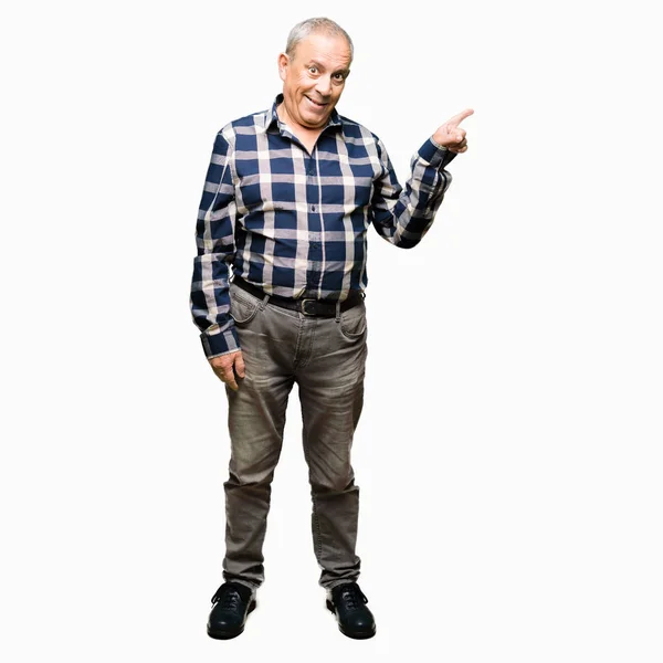 Knappe Senior Man Dragen Casual Shirt Met Een Grote Glimlach — Stockfoto