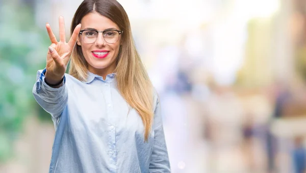 Jovem Mulher Negócios Bonita Usando Óculos Sobre Fundo Isolado Mostrando — Fotografia de Stock