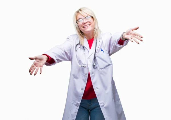 Jonge Mooie Blonde Dokter Vrouw Medische Uniform Dragen Geïsoleerde Achtergrond — Stockfoto