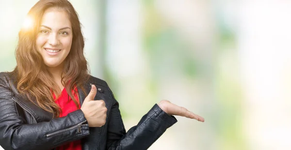 Schöne Size Junge Frau Die Eine Modische Lederjacke Über Isoliertem — Stockfoto