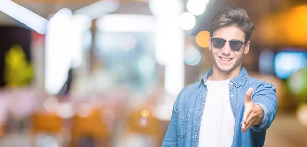Young Handsome Man Wearing Sunglasses Isolated Background Smiling Friendly Offering — Stock Photo, Image