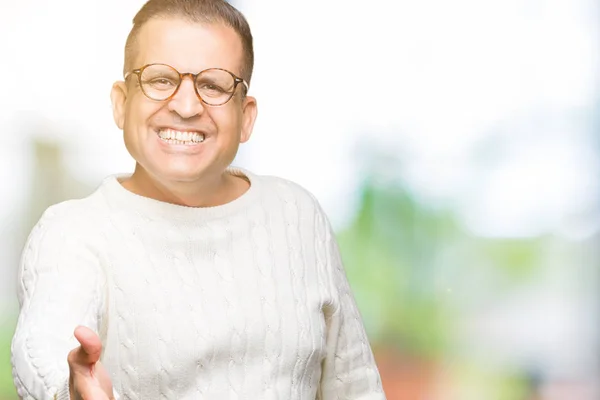 Arabischer Mann Mittleren Alters Mit Brille Vor Isoliertem Hintergrund Freundlich — Stockfoto