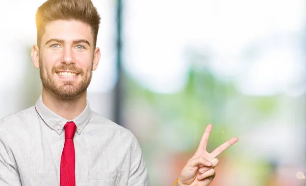Pemuda Tampan Pria Bisnis Tersenyum Dengan Wajah Bahagia Mengedipkan Mata — Stok Foto