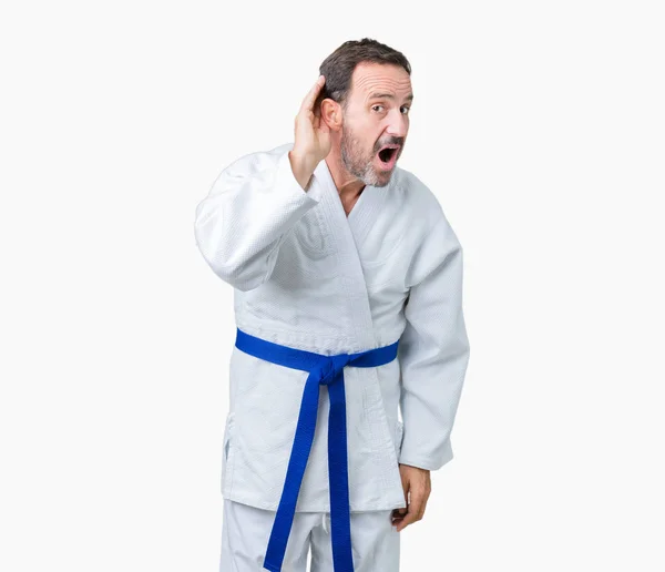 Vacker Medelålders Senior Man Bär Kimono Uniform Över Isolerad Bakgrund — Stockfoto