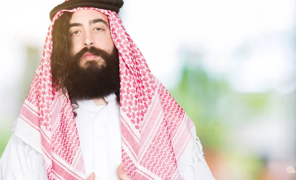 Pebisnis Arab Dengan Rambut Panjang Mengenakan Syal Tradisional Keffiyeh Tangan — Stok Foto