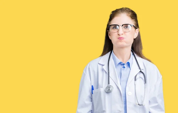 Medelåldern Mogen Doktor Kvinna Som Bär Medicinsk Kappa Över Isolerade — Stockfoto