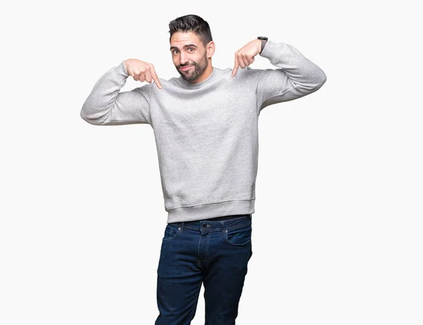 Junger Gutaussehender Mann Der Sweatshirt Über Isoliertem Hintergrund Trägt Sieht — Stockfoto