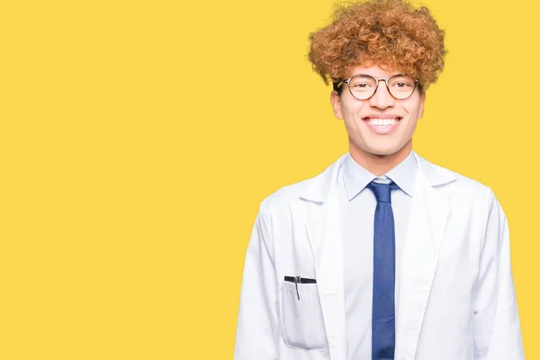 Mladý Vědec Pohledný Muž Nosí Brýle Príma Úsměvem Tváři Šťastný — Stock fotografie