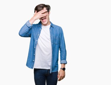 Gülümsüyor ve gözleri için sürpriz kapsayan yüz el ile gülüyor izole arka plan üzerinde gözlük takan yakışıklı delikanlı. Kör kavramı.