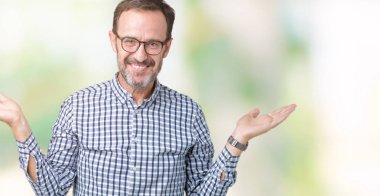 Gülen iki elle gösterilen açık avuç içi, sunma ve karşılaştırma ve denge reklam arka plan üzerinde gözlük takan yakışıklı orta yaş zarif komuta sizde izole