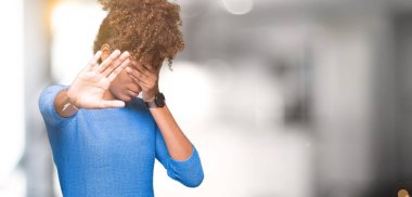 Güzel genç Afro-Amerikan kadın izole elleriyle gözlerini kapsayan arka plan ve stop jest ile acı ve korku ifadesi. Utandım ve negatif kavramı.