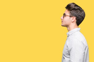 Genç yakışıklı adam gözlük izole arka tarafına, seyir üzerinde dinlenmek doğal yüz emin gülümseme ile pozuyla profili.