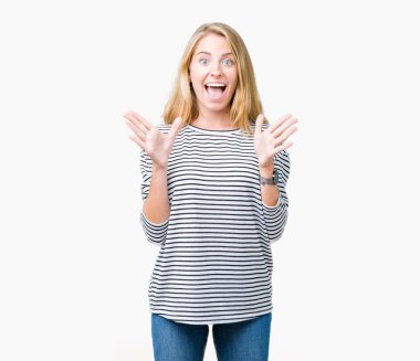 Üzerinde çizgili Süveter giyen güzel genç kadın deli kutluyor arka plan izole ve silah ile başarı için yükseltilmiş ve açık gözleri heyecanlı çığlık hayrete düşürdü. Kazanan kavramı