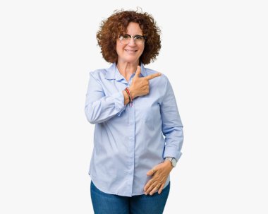 İzole arka neşeli bir gülümseme ile yüz el ve parmak kadar mutlu ve doğal ifade yüzünde yanında işaret içinde gözlük güzel orta ager üst düzey businees kadın