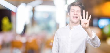 Genç yakışıklı iş adamı gösterilen ve parmakları ile işaret izole arka plan üzerinde dört kendinden emin ve mutlu gülümseyerek iken numara.