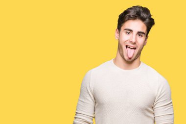 Yakışıklı delikanlı dilini izole arka plan üzerinde out komik ifade ile mutlu. Duygu kavramı.