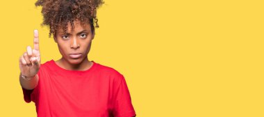 Güzel genç Afro-Amerikan kadın yüzünden izole arka plan işaret parmağını ve kızgın ifade ile