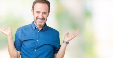 İzole arka plan gülen gösteren her iki yakışıklı orta yaş zarif üst düzey adam açık avuç içi, sunmak ve reklam karşılaştırma ve denge eller