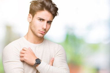 Yakışıklı delikanlı izole arka plan şüpheci ve sinir, onaylamayan ifade yüz çapraz kolları üzerinde. Negatif kişi.