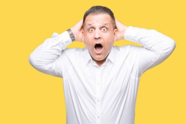 Kafasına, korkmuş ve şaşırmış şok açık ağız ile orta Arap zarif adam üzerinde arka plan deli izole ve ile korkuttu yaş eller