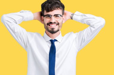 Genç yakışıklı iş adam gözlük izole üzerinde arka plan dinlenirken ve germe kollar ve eller baş ve boyun arkasında ile mutlu gülümseyerek