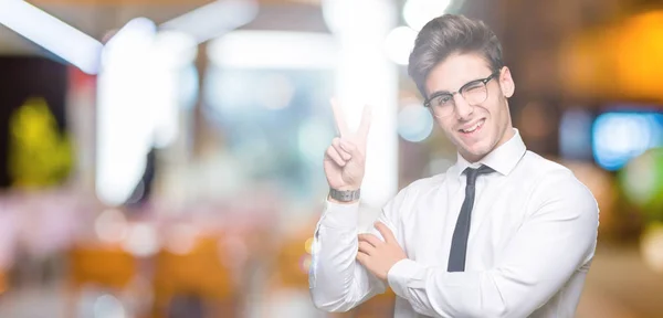 Giovane Uomo Affari Che Indossa Gli Occhiali Sfondo Isolato Sorridente — Foto Stock