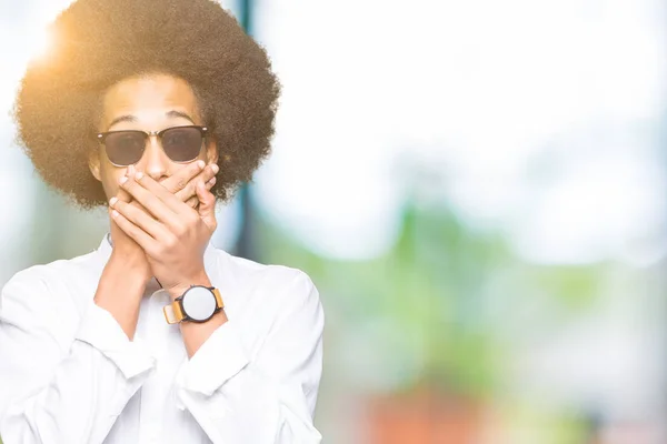 Junger Afrikanisch Amerikanischer Mann Mit Afro Haaren Und Sonnenbrille Der — Stockfoto