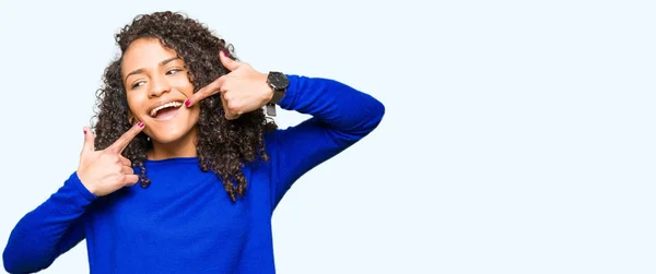 Mujer Hermosa Joven Con Pelo Rizado Usando Suéter Invierno Sonriendo — Foto de Stock