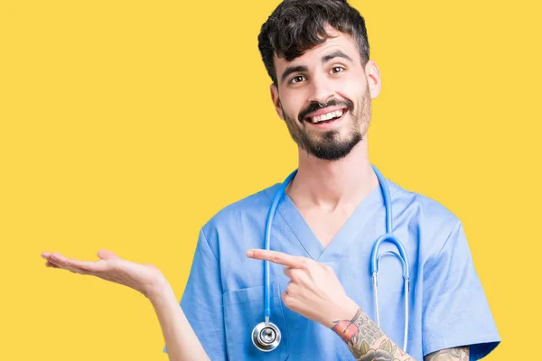 Junge Hübsche Krankenschwester Mann Trägt Chirurgenuniform Über Isoliertem Hintergrund Erstaunt — Stockfoto