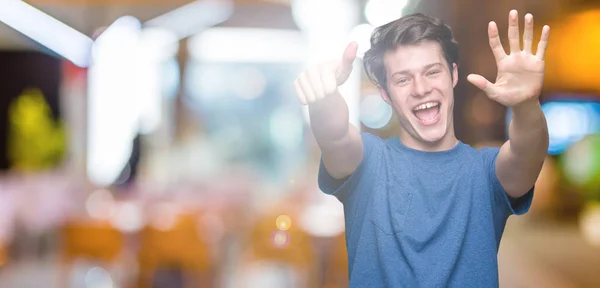 Ung Vacker Man Iklädd Blå Shirt Över Isolerade Bakgrund Visar — Stockfoto