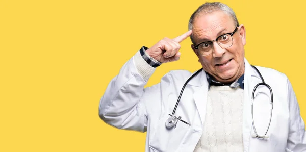 Hombre Guapo Médico Senior Con Abrigo Médico Sonriendo Señalando Cabeza — Foto de Stock